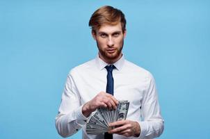bedrijf Mens in overhemd met stropdas bundel van geld in de handen van de kantoor foto