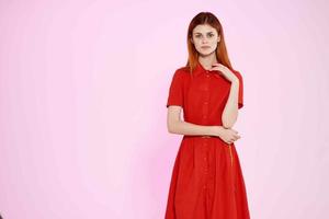 mooi vrouw in rood jurk hand- gebaren luxe studio foto