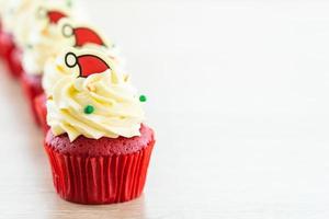 zoet dessert met cupcake rood fluweel foto