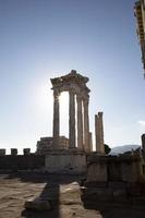 ruïnes van de tempel van Trajanus de oude plaats van pergamum-pergamon. izmir, kalkoen. oude stad kolommen met de zon in de achtergrond. foto