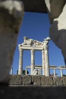 ruïnes van de tempel van Trajanus de oude plaats van pergamum-pergamon. izmir, kalkoen. oude stad kolom ruïnes. foto