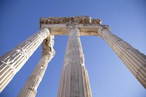 oude ruïnes van pergamon acropolis. oude stad kolom ruïnes met de blauw lucht in de achtergrond. detailopname. foto