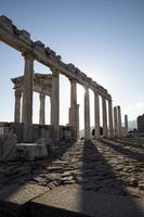 tempel van Trajanus Bij acropolis van pergamon in kalkoen. Romeins periode. de ruïnes van de oude stad. foto