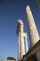 oude ruïnes van pergamon acropolis. oude stad kolom ruïnes met de blauw lucht in de achtergrond. detailopname. foto