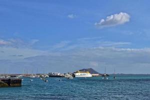 oceanisch kalmte landschap Aan de Spaans eiland van Fuerteventura met boten foto