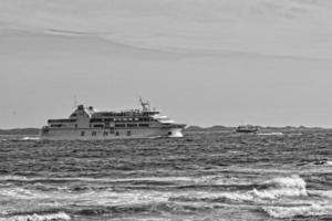 zee landschap met de oceaan en een visie van de Spaans eiland van de lobos met een schip in de achtergrond foto