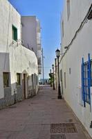 stad van corralejo Aan de Spaans kanarie eiland Fuerteventura Aan een warm vakantie dag foto