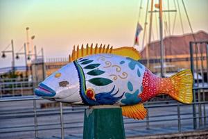 kleurrijk pret vis monumenten in de haven van corralejo, Spanje foto