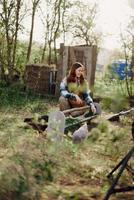 een vrouw giet voedsel in een vogel voeder terwijl zittend in een kip pen in de platteland Aan een zomer dag in de zonlicht. de concept van ecologisch zorg en biologisch landbouw foto