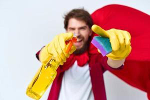 Mens met wasmiddel schoonmaak professioneel rood regenjas bijgesneden visie van huiswerk foto