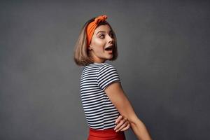 vrouw in gestreept t-shirt met oranje hoofdband mode aantrekkingskracht foto