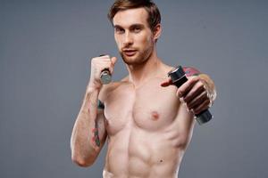 vent met een naakt torso gemotiveerd omhoog arm spieren halters geschiktheid bodybuilding sport- foto