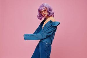 positief jong vrouw Purper haar- mode bril denim kleding kleur achtergrond ongewijzigd foto