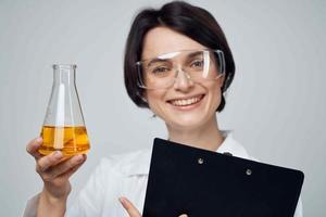 vrolijk vrouw laboratorium assistent wetenschap Onderzoek chemisch oplossing foto