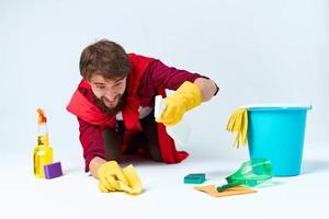 Mens Aan de verdieping schoonmaak de huis schoonmaak benodigdheden professioneel foto