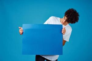 vent Holding een blauw mockup poster kopie-ruimte studio foto