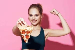 schattig blond zanger sport tussendoortje roze achtergrond foto