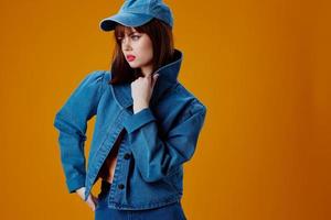 positief jong vrouw elegant denim kleding poseren studio model- ongewijzigd foto