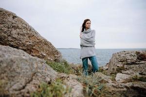 vrouw vrijheid wandelen Aan de steen kust levensstijl foto
