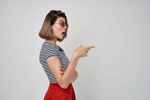 vrouw in gestreept t-shirt zonnebril rood rok mode foto