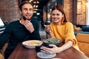 gelukkig Mens en vrouw in cafe pret vrienden voedsel foto