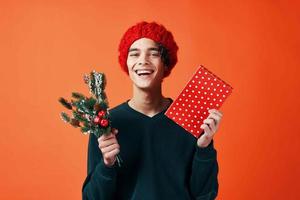 vent in nieuw jaar kleren cadeaus Kerstmis vakantie oranje achtergrond foto