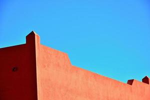 contrasterend bouwkundig details Aan de Spaans kanarie eiland Fuerteventura tegen een blauw lucht foto