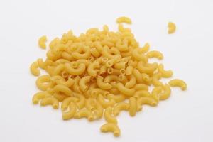 klein elleboog pasta met wit achtergrond, macaroni pasta gemaakt van trommel tarwe foto