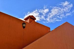contrasterend bouwkundig details Aan de Spaans kanarie eiland Fuerteventura tegen een blauw lucht foto