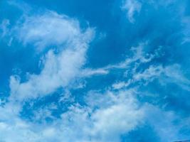mooi visie van blauw lucht en wit wolken. foto