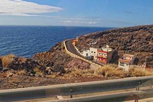 landschappen van de Spaans eiland van Tenerife met de snelweg en de oceaan foto