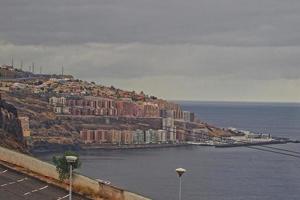 landschappen van de Spaans eiland van Tenerife met de snelweg en de oceaan foto