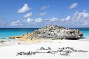 voor de helft maan cay eiland rotsachtig en zanderig strand foto