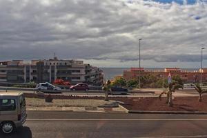 landschappen van de Spaans eiland van Tenerife met de snelweg en de oceaan foto