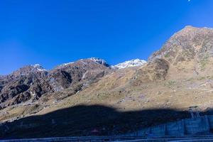 Himalaya landschap, panoramisch visie van himalayan berg gedekt met sneeuw. Himalaya berg landschap in winter in kedarnath vallei. foto