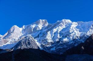 Himalaya landschap, panoramisch visie van himalayan berg gedekt met sneeuw. Himalaya berg landschap in winter in kedarnath vallei. foto