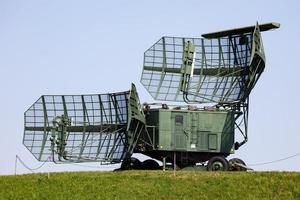 Sovjet en Russisch leger radar station met antenne. lucht verdediging. modern leger industrie. foto
