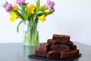 eigengemaakt chocola taart brownie Aan tafel foto