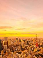 tokyo stad bij zonsondergang foto
