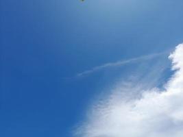 mooi wit wolken Aan diep blauw lucht achtergrond. groot helder zacht pluizig wolken zijn Hoes de geheel blauw lucht. foto