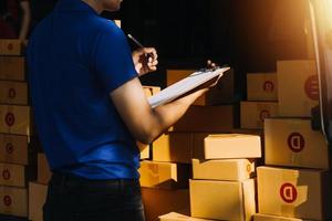 pakket dozen Aan plank en kleur boodschappen doen Tassen plaatsen in de buurt laptop Aan tafel. mkb bedrijf Aan boodschappen doen online Bij huis kantoor verpakking Aan achtergrond is populair bedrijf. foto