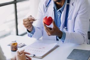 geneeskunde dokter werken met digitaal medisch koppel pictogrammen Aan de ziekenhuis achtergrond, medisch technologie en netwerk concept. foto