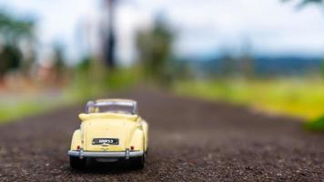 minahasa, Indonesië januari 2023, speelgoed- auto in de rijst- veld- foto