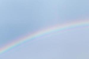 visie Aan regenboog in een blauw lucht foto