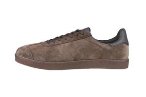 suede bruin sneaker Aan een wit achtergrond. Mannen sport- schoenen. foto