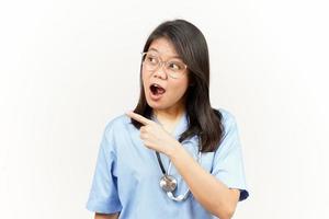 tonen Product en richten kant van Aziatisch jong dokter geïsoleerd Aan wit achtergrond foto