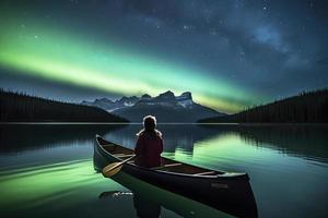 reiziger vrouw zittend Aan kano met Aurora borealis over- geest eiland in kwaadaardig meer Bij Jasper nationaal park, alberta, Canada foto