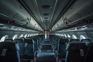 interieur van een vliegtuig cabine met comfortabel stoelen, overhead compartimenten foto