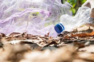 mensen zetten plastic flessen in vuilnis Tassen. landbouw en klimaat Wijzigen, micro plastic afval. voedsel en plastic verpakking industrie foto