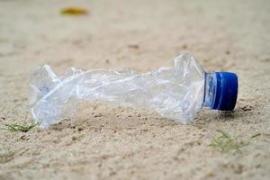 verfrommeld plastic fles afval. milieu vervuiling. klimaat verandering en globaal opwarming. milieuvriendelijk spoorloos Product. zorg voor de milieu foto